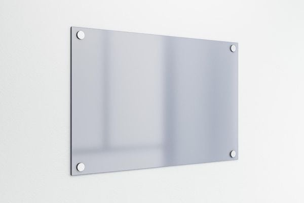 לוח זכוכית תלוי על קיר לבן